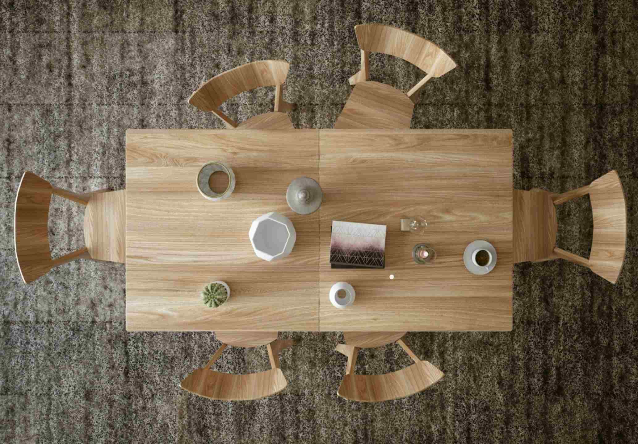 drewniany rozłożony stół